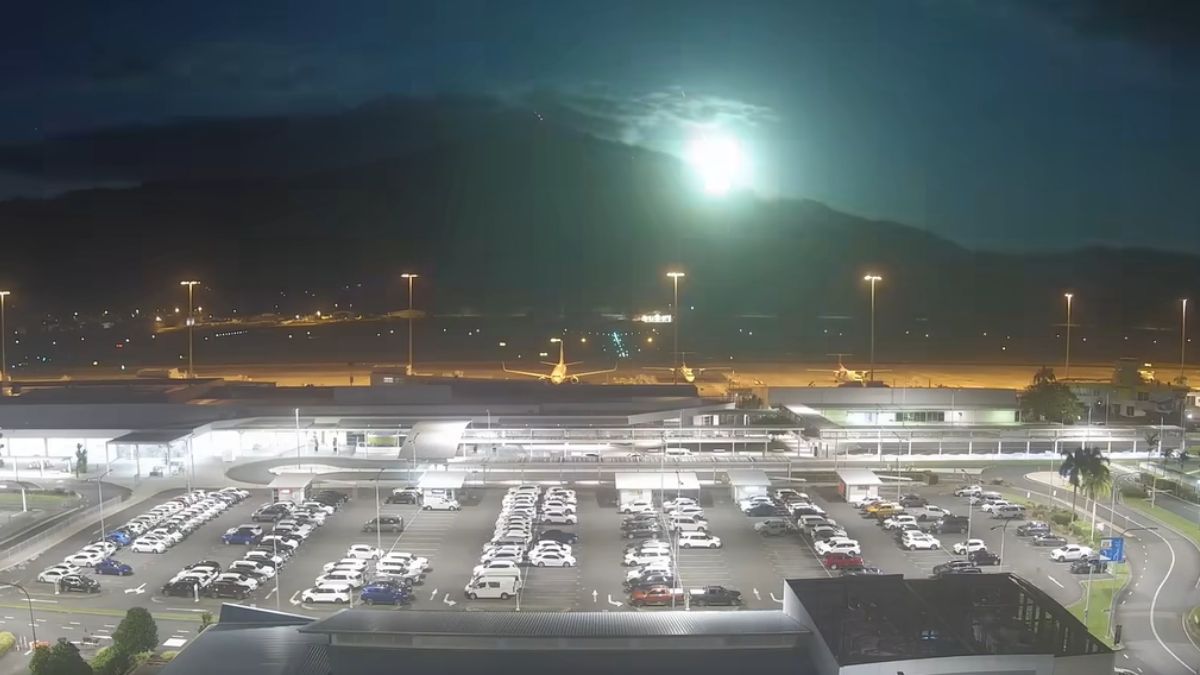 viral-video-fireball-like-meteor-lights-up-australian-sky-at-night-netizens-amazed