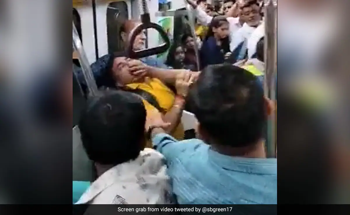 delhi metro fight