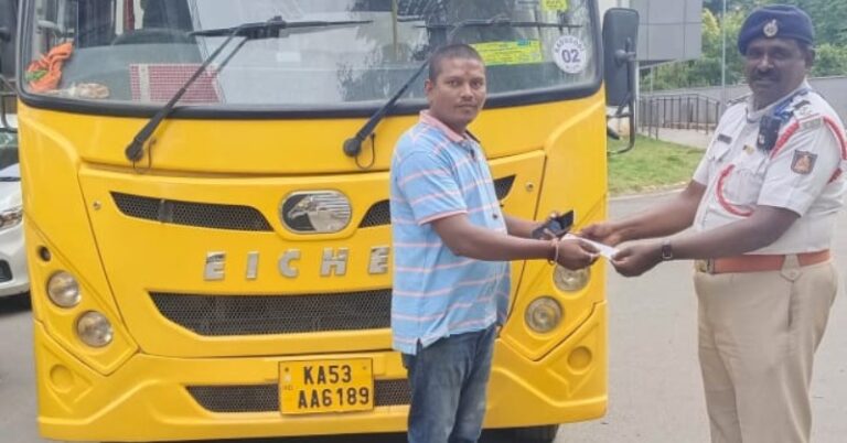 Bangalore bus driver poses for photo while being delivered Challan, internet divided