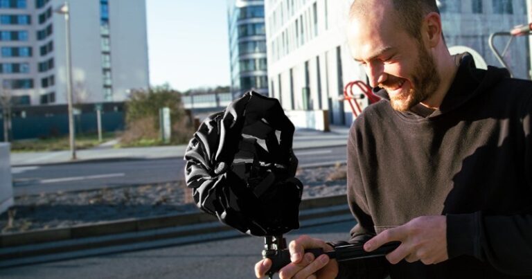 German startup invents a cycling helmet that inflates and deflates to fit in your pocket