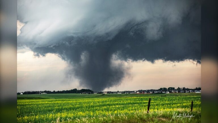 Tornado in Canada: Didsbury Alberta Tornado Carstairs