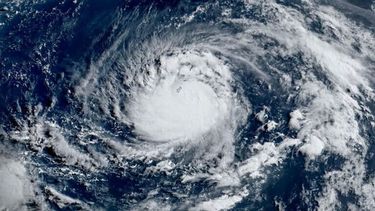 Typhoon warning sign in Hong Kong today: Tropical Storm Talim will be closer