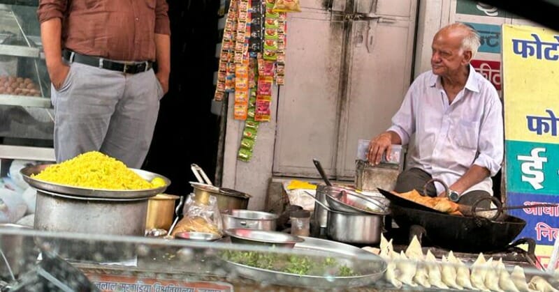 Udaipur Samosa Vendor Shares Inspiring Message On Importance of Work, Internet Wholeheartedly Agrees