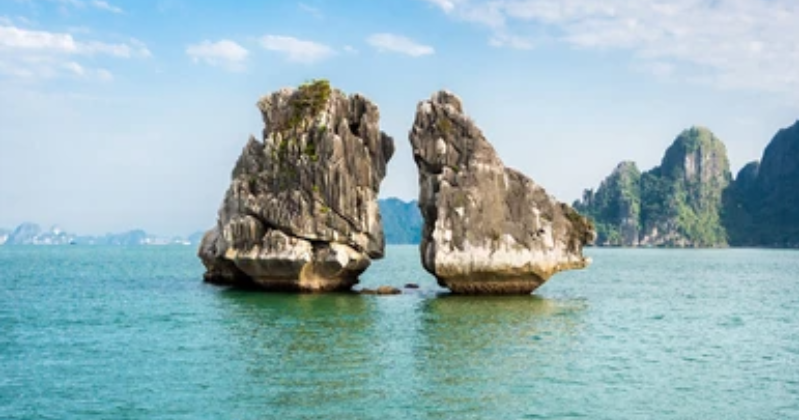 Environmental crisis: Vietnam's 'kissing rocks' in danger of collapsing due to geological and tectonic movements