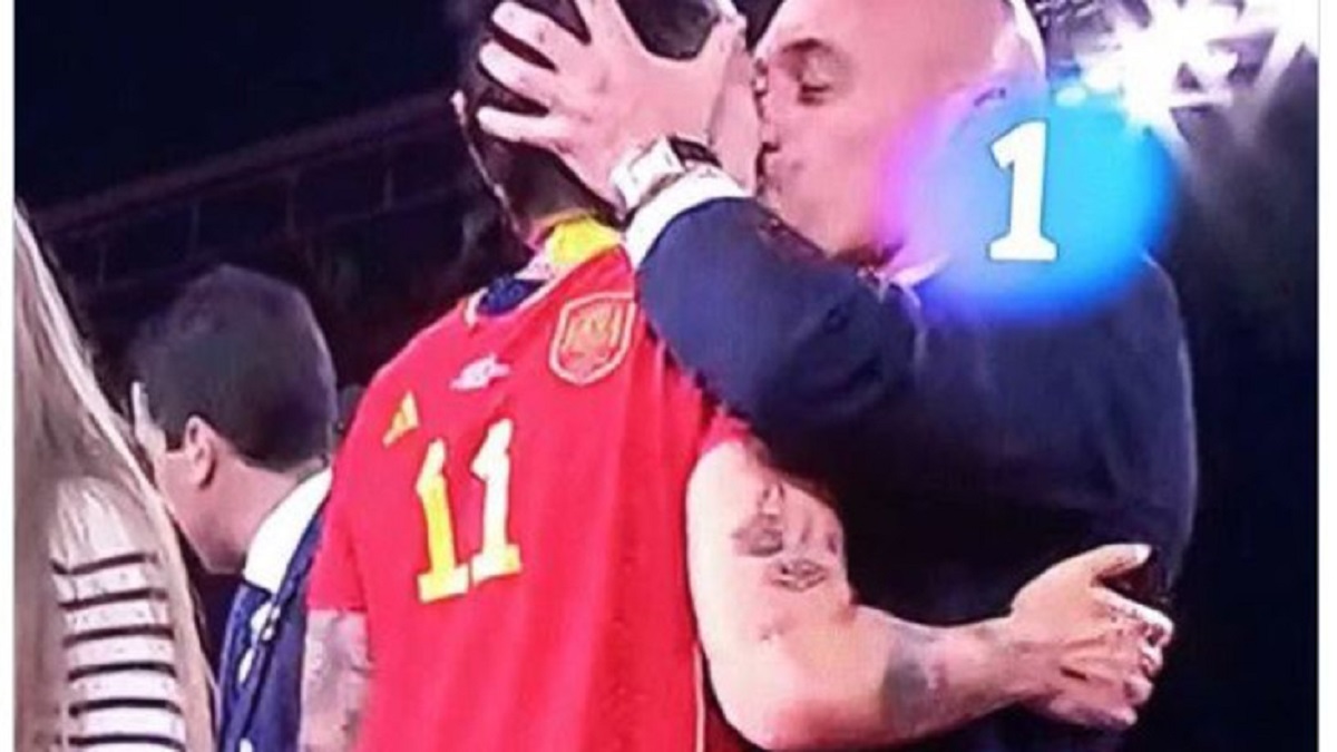 spain kissing world cup video