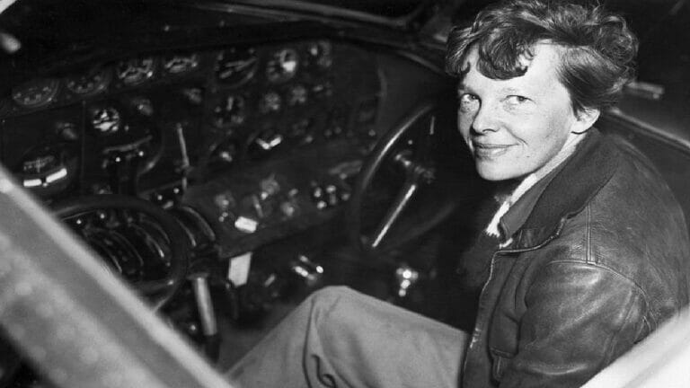 Airplane photo of Amelia Earhart, underwater photo reveals new evidence