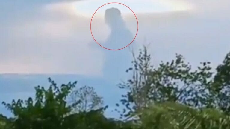 Unas impactantes imágenes se viralizaron en redes sociales que muestran como una extraña nube se proyecta en el cielo.