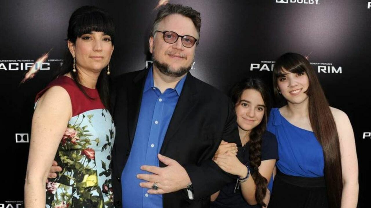 El cineasta mexicano Guillermo del Toro es uno de los más reconocidos y aclamados del mundo. Sus películas, como "El laberinto del fauno" y "La forma del agua", han ganado numerosos premios, incluyendo el Oscar.