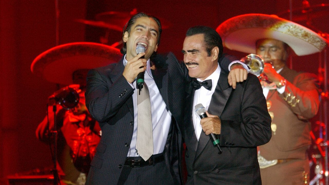 El cantante mexicano Alejandro Fernández, conocido como "El Potrillo", es uno de los artistas más populares de la música ranchera. Su estatura es una de las preguntas más frecuentes que le hacen sus fans.