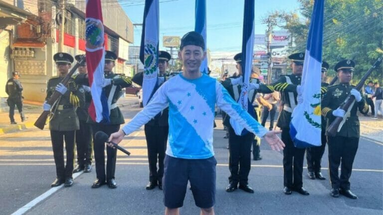 El japonés, residente en Honduras, Shin Fujiyama demostró su amor por el país este día de la independencia y disfrutó los desfiles patrios.