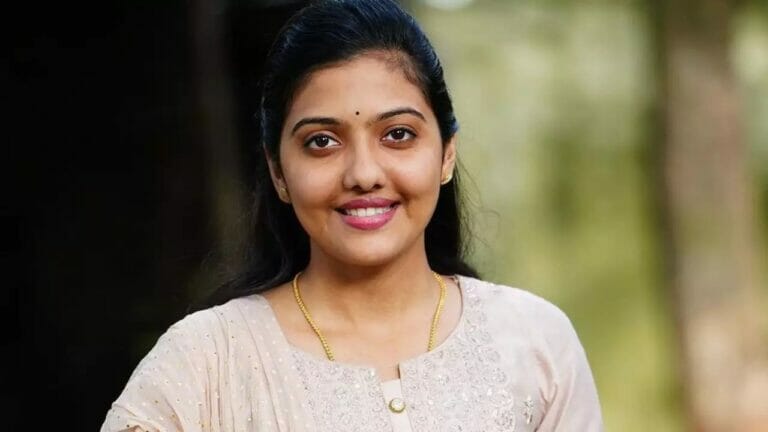 Srushti Deshmukh (IAS) Wiki, Age, Husband, Family, Education, Salary & More