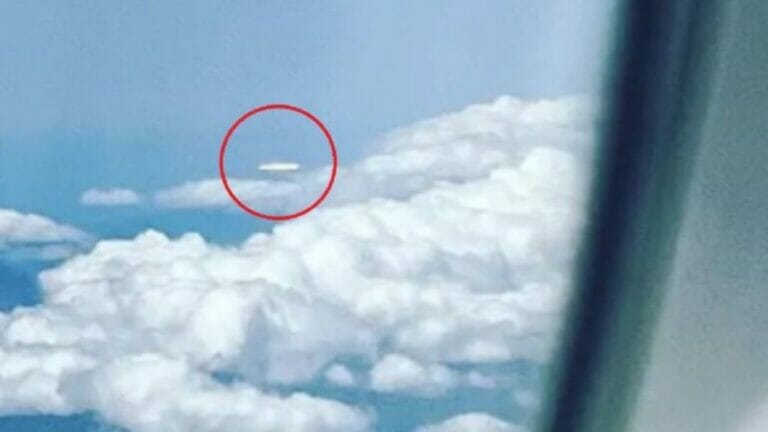 Una azafata que no estaba en su horario laboral captó en el cielo lo que podría ser un objeto volador no identificado.