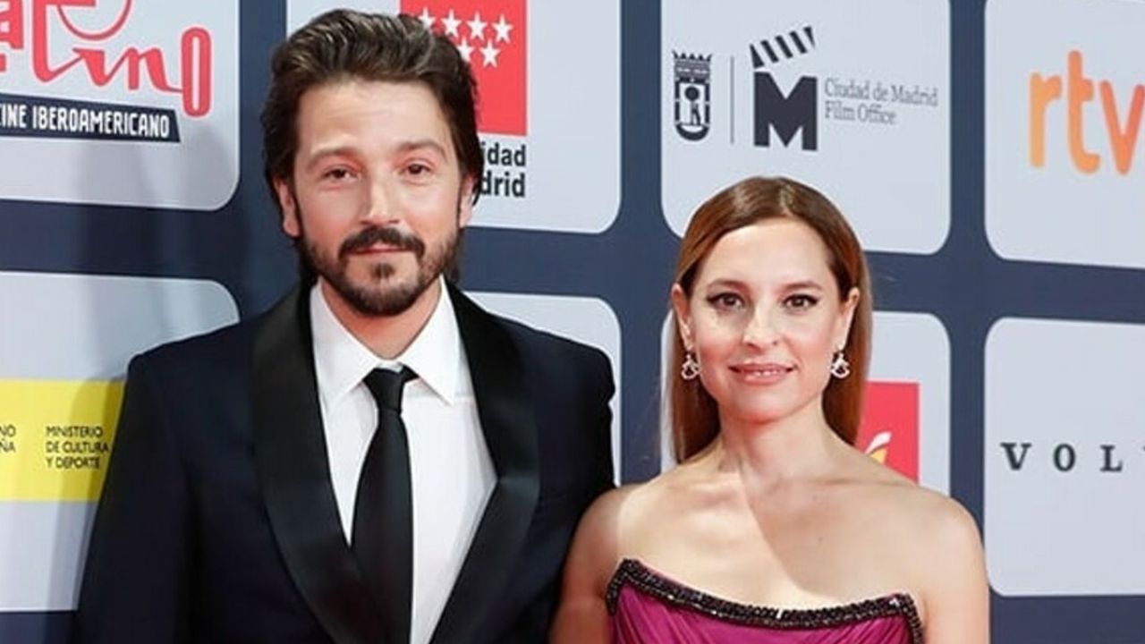 La esposa de Diego Luna es la actriz mexicana Marina de Tavira. La pareja se conoció en 2014, cuando trabajaron juntos en la película "César Chávez".