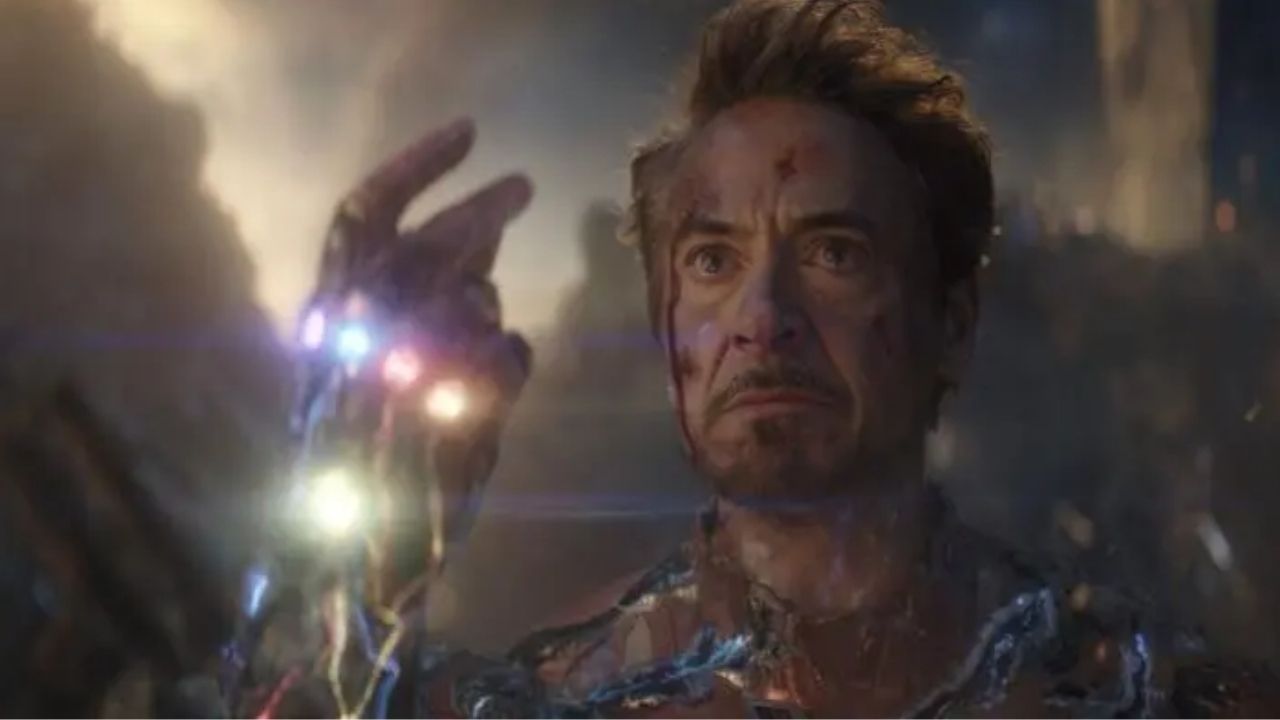 Según el universo de Marvel Tony Stark, personaje interpretado por Robert Downey Jr, muere un 17 de octubre de 2023 al derrotar a Thanos.