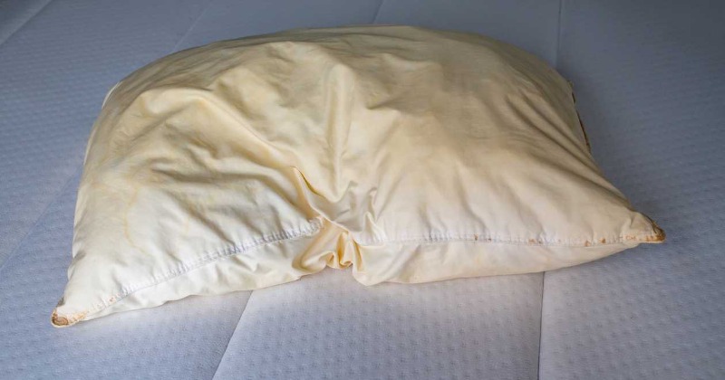 The strange but curious case of yellowing pillows: what is the phenomenon behind their yellow coloration?