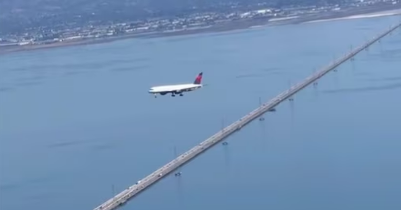 The video of the plane suspended in the air goes viral and leaves people amazed