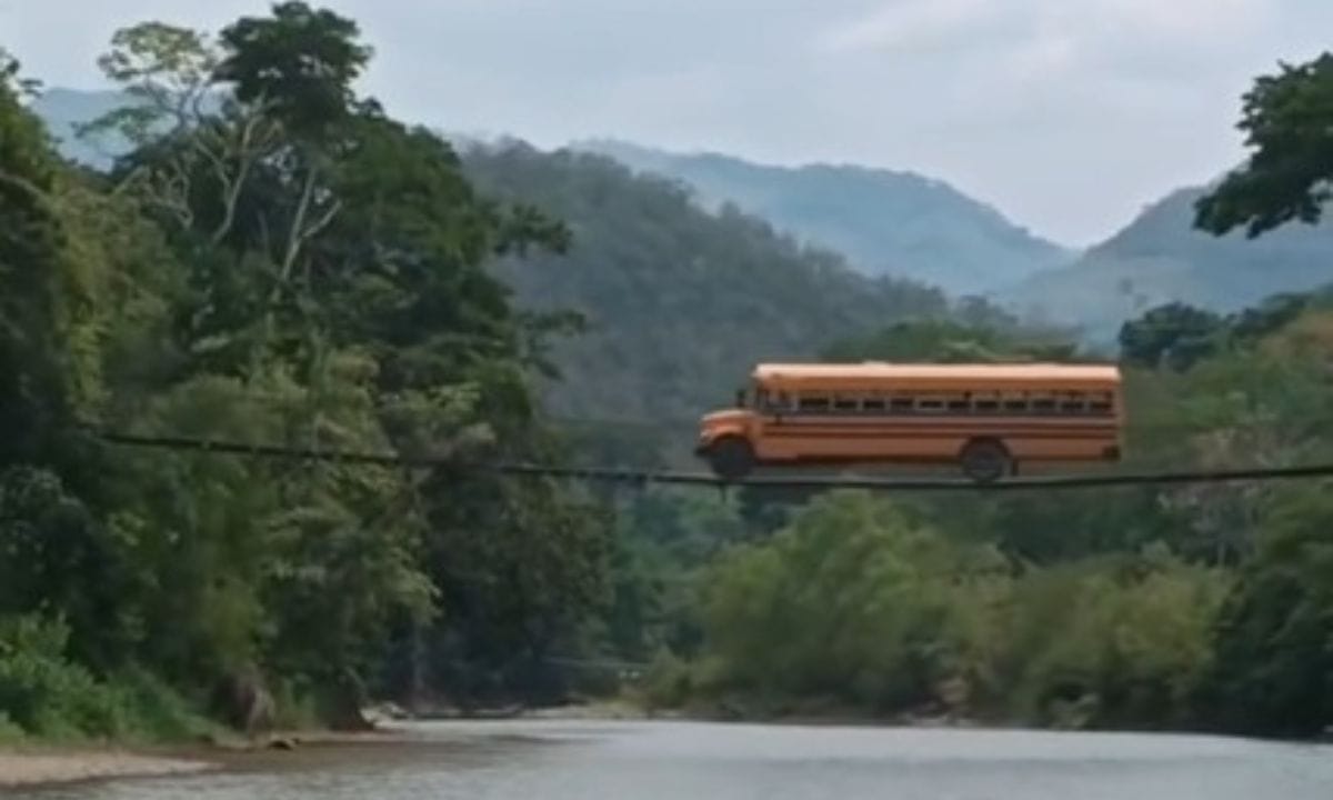 El conductor de un bus tuvo la valentía de cruzar un puente colgante ubicado en el río Lempa, que atraviesa El Salvador, Guatemala y Honduras, pero la temeraria acción ocurrió en El Salvador.