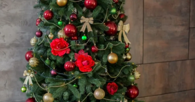 Festive optical illusion: find the 10 green balls on the Christmas tree