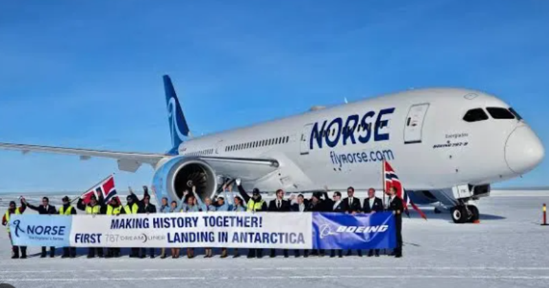For the first time in the world, a Boeing 787 capable of carrying 300 passengers lands in Antarctica