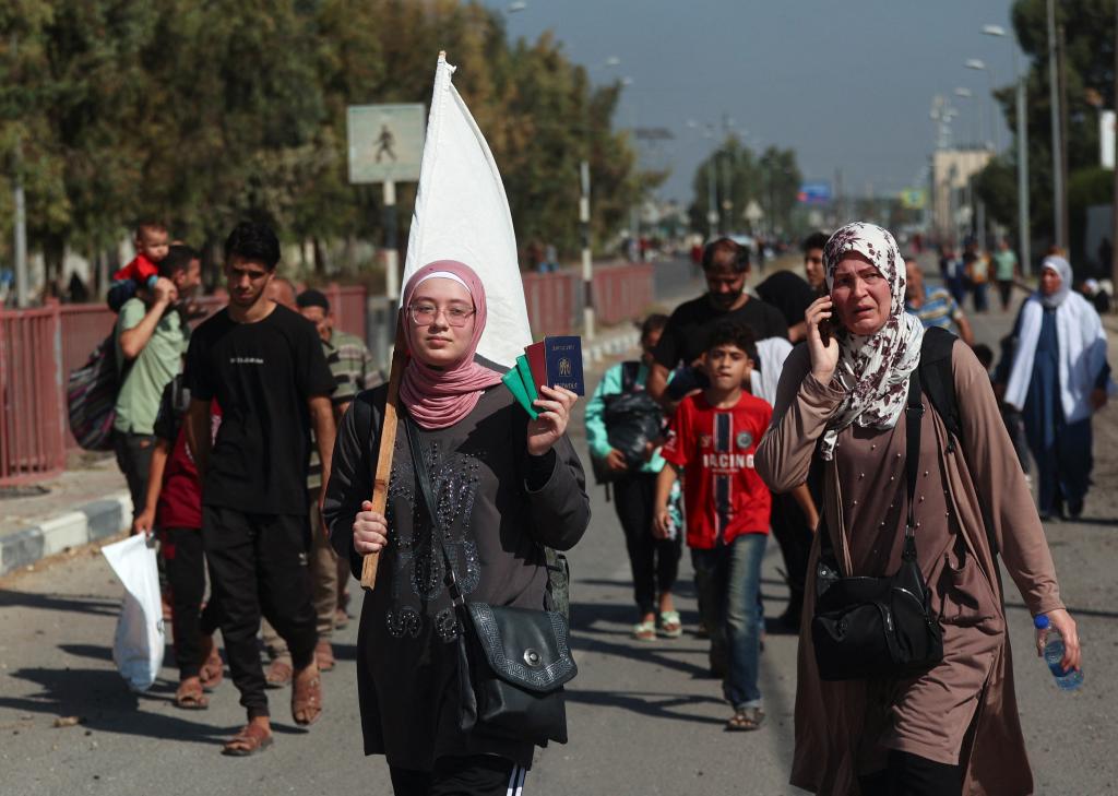 Gaza City residents wave white flags as they evacuate, and Israeli army circles: 'The most dangerous journey of my life'
