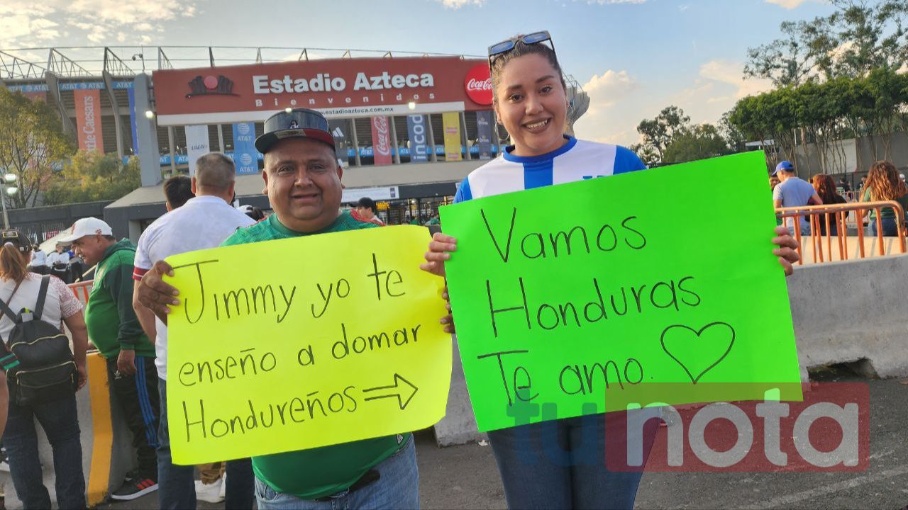 Una pareja fue captada por la cámara de Deportes TVC en las afueras del Estadio Azteca, esperando el partido México contra Honduras.