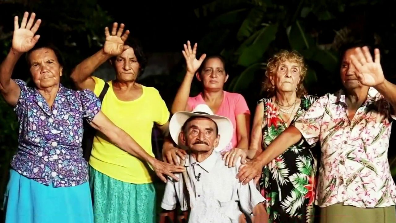 Don Víctor Julio es un señor colombiano de 91 años que ha ganado popularidad en su país debido a que vive con sus cinco esposas desde hace más de 40 años.