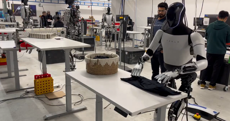 Video of Musk's Tesla robot demonstrating how to fold t-shirts