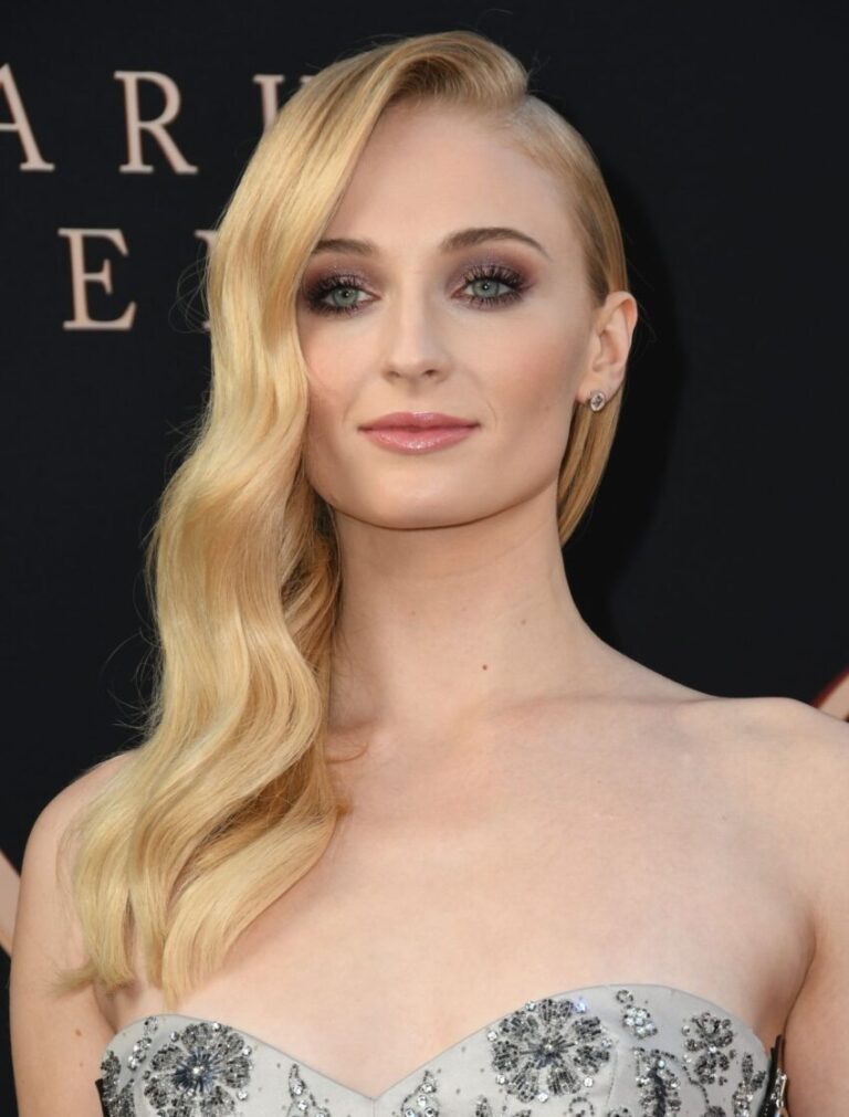 Sophie Turner: Wiki, Bio, Age, Husband, Career, Nationality, Net Worth